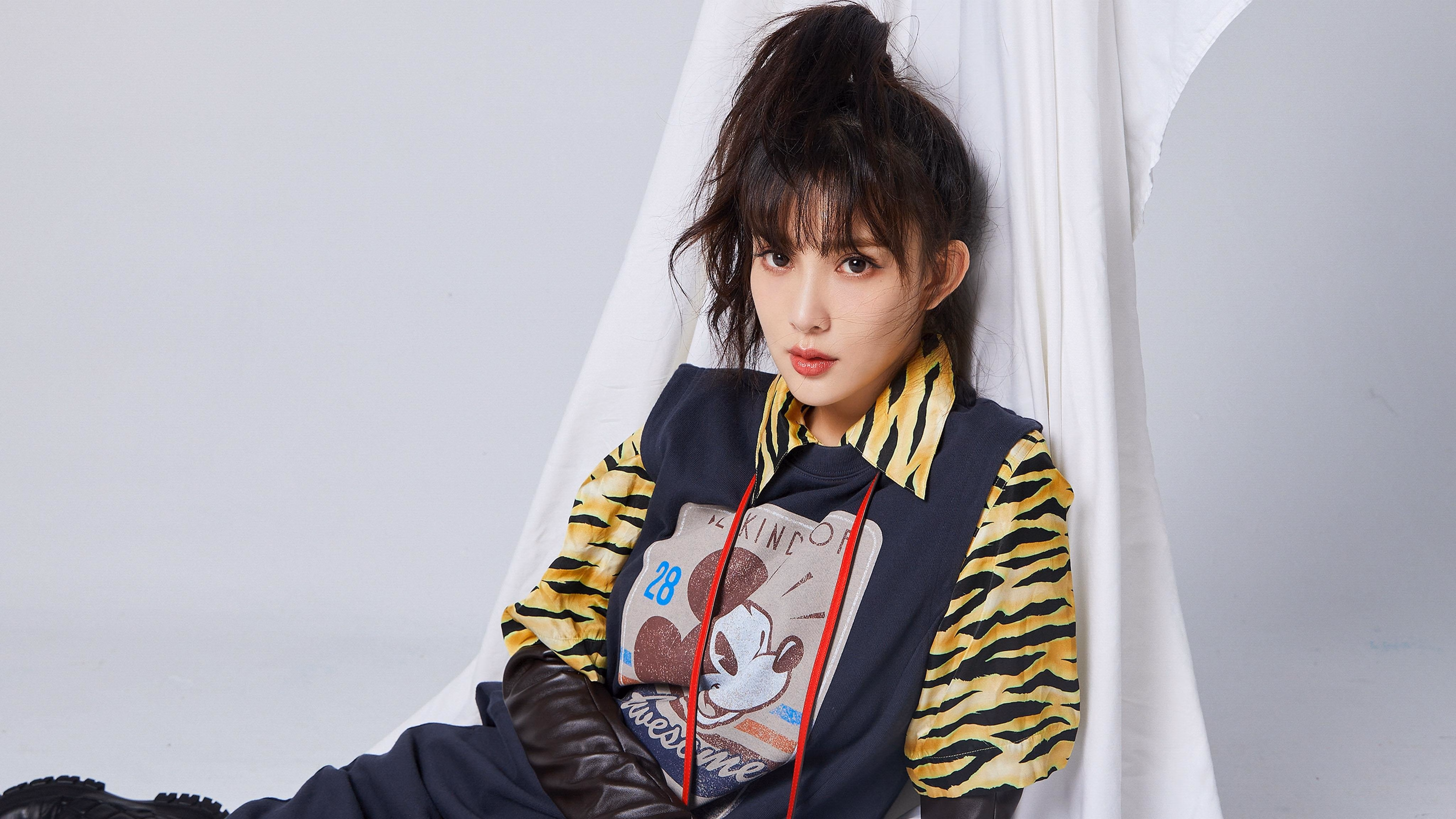 王座与逆袭,阿斯顿马丁鏖战哈斯,周冠宇点燃赛场